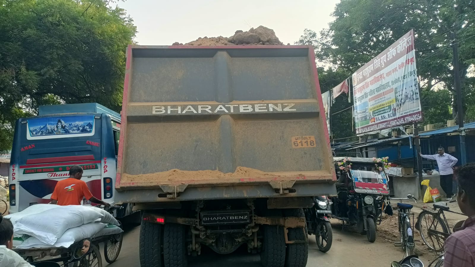 भारतमाला एक्सप्रेसवे निर्माण में लापरवाही, रोहतास में बिना तिरपाल दौड़ रहे मिट्टी लदे हाईवा, धूल से बढ़ा हादसे का खतरा