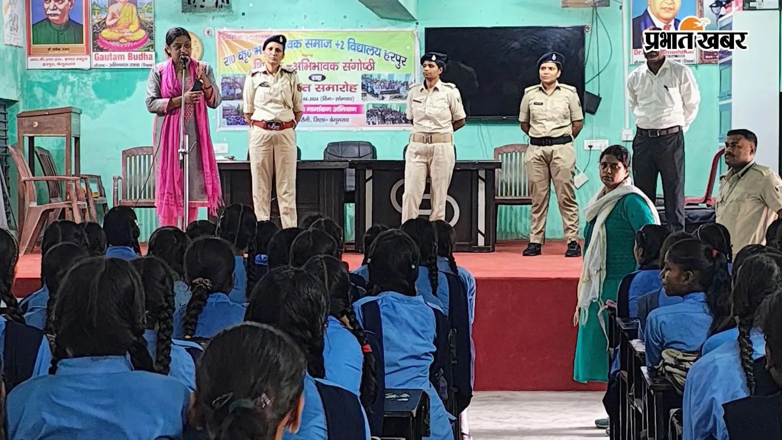 बेगूसराय में छात्राओं को साइबर सुरक्षा का पाठ, महिला थाना ने बताया- खतरा हो तो तुरंत डायल करें 112 और 181