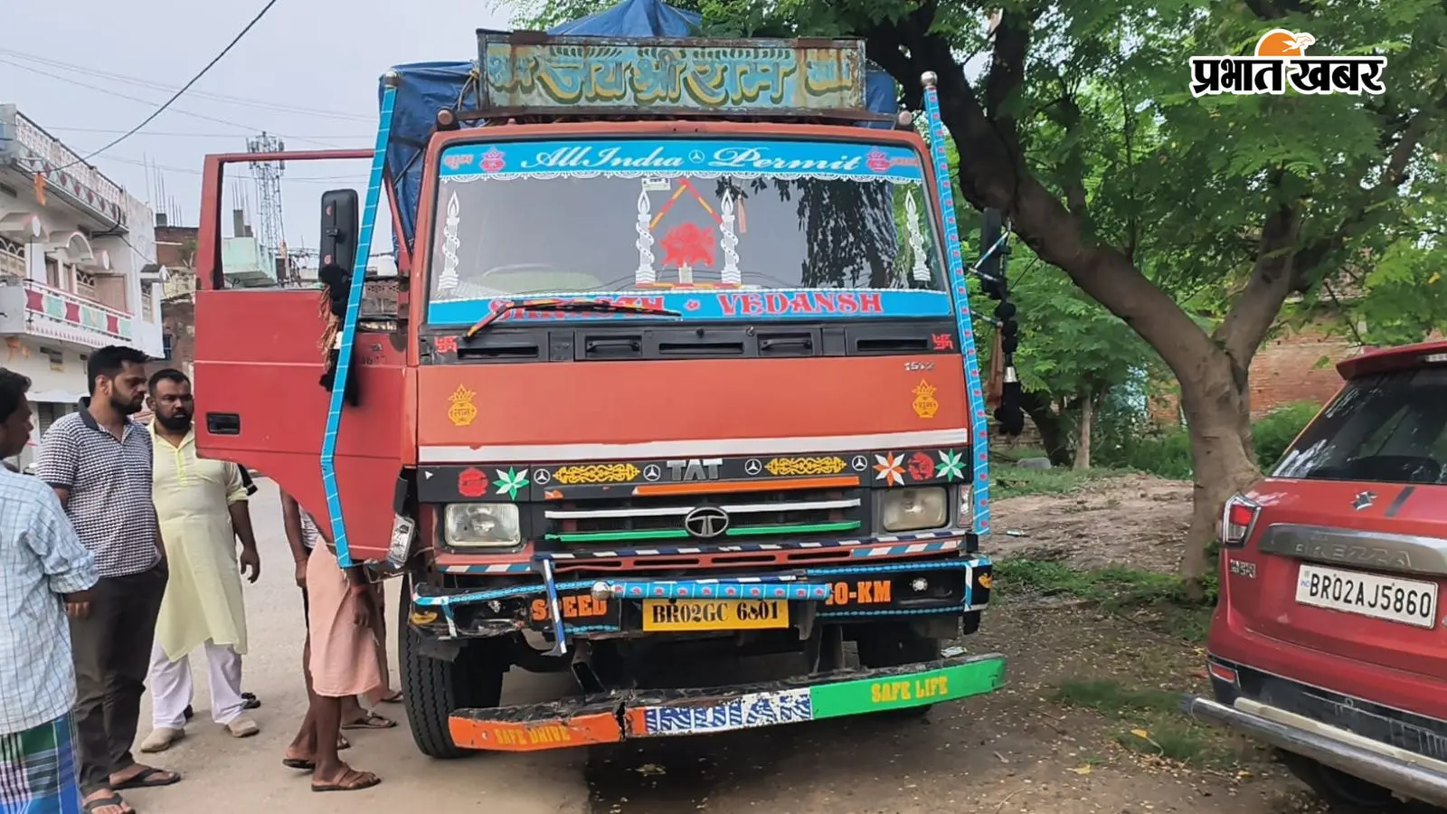 गया जी : शेरघाटी थाने से 300 गज दूर हुआ हादसा, ट्रक की टक्कर से कार क्षतिग्रस्त, तीन लोग जख्मी
