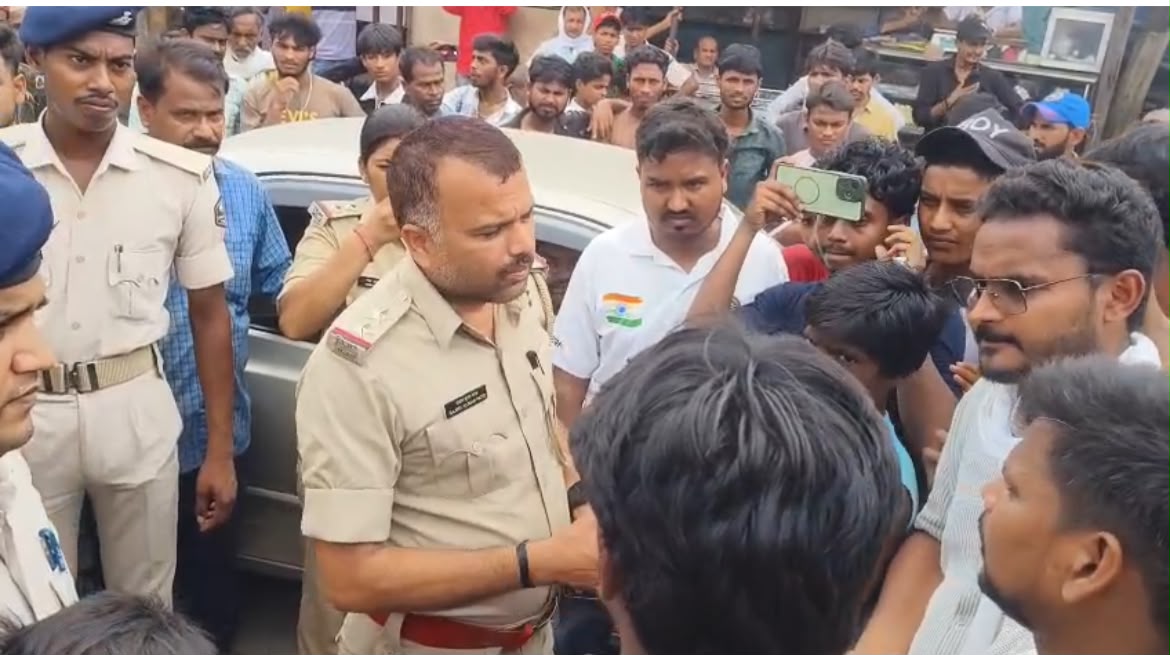 सीवान के हसनपुरा में बिजली संकट से फूटा लोगों का गुस्सा, मुख्य सड़क जाम कर किया प्रदर्शन