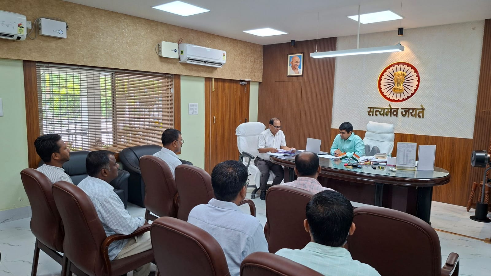 टीबी उन्मूलन और आयुष्मान योजना की डीएम ने की समीक्षा, जांच और कार्ड बनाने में तेजी के निर्देश