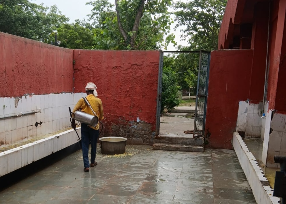 छात्रावास से मेस तक चला विशेष अभियान, नवोदय विद्यालय में स्वास्थ्य विभाग ने किया कीटाणुनाशक छिड़काव