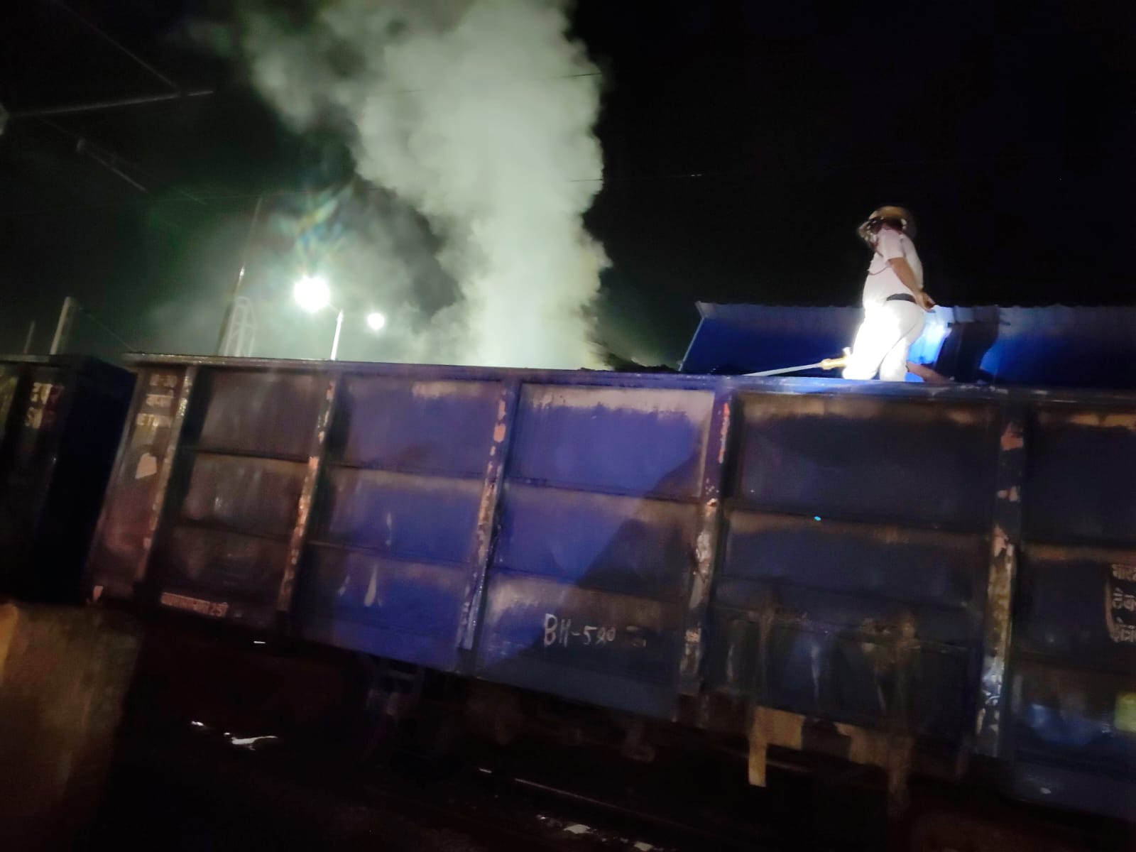 कोयला लोड मालगाड़ी के डिब्बे में लगी आग
