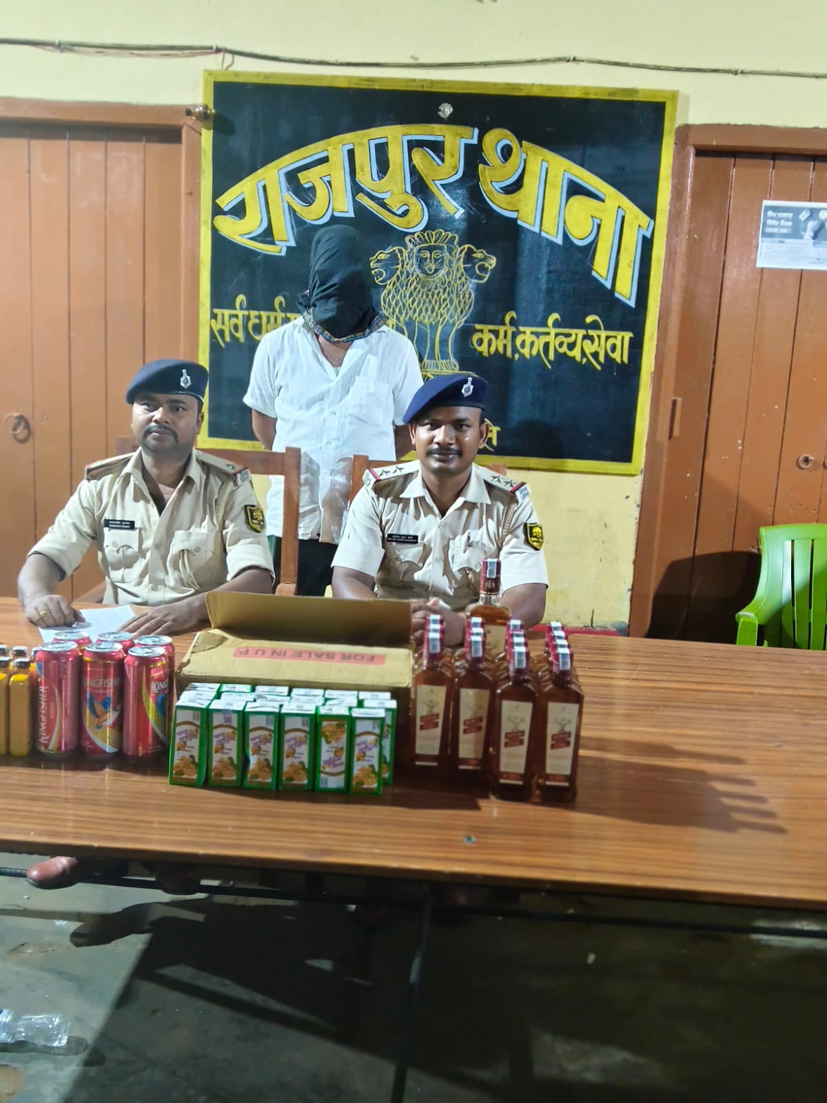 बक्सर: किराना दुकान की आड़ में चल रहा था शराब का धंधा, 25 लीटर शराब के साथ तस्कर को दबोचा