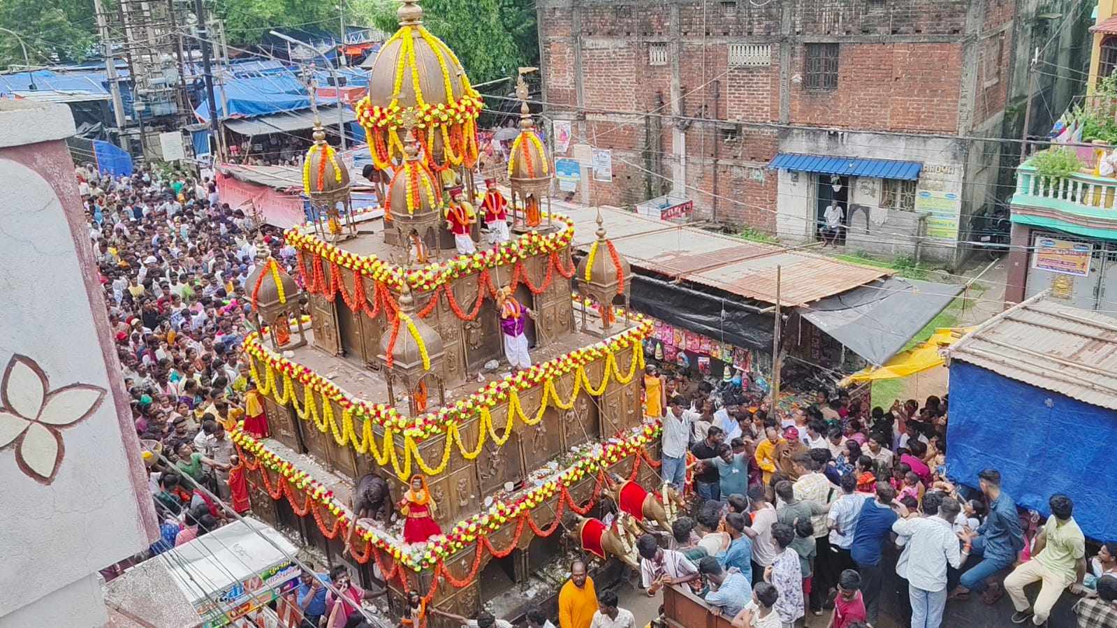 103 वर्ष पुराने पीतल के रथ को दो मंत्रियों ने खींचा, जय जगन्नाथ के जयघोष से गूंजा रानीगंज