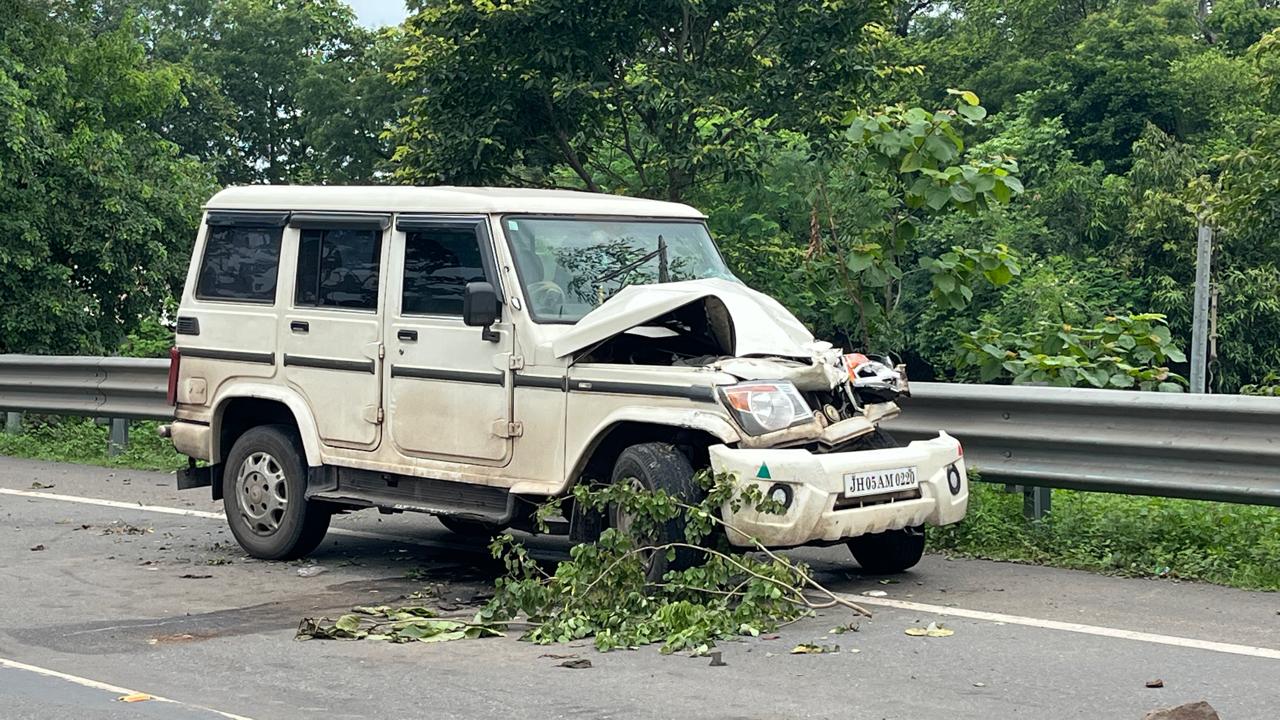 गोबिंदपुर के पास अज्ञात वाहन से भिड़ी बोलेरो, चालक वाहन छोड़कर फरार