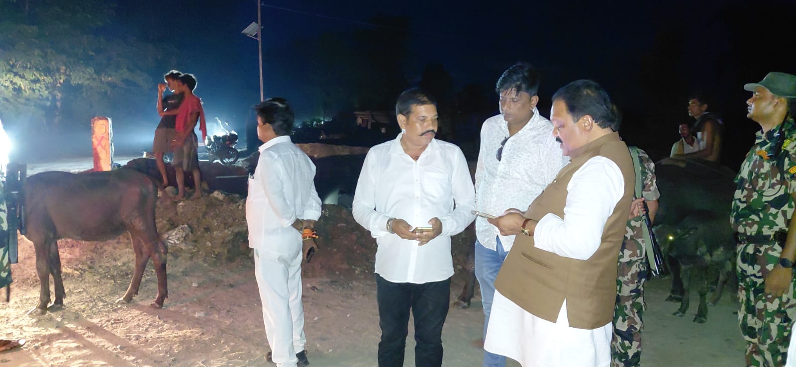 सैफगंज–सुकेला सड़क पर पुल निर्माण को लेकर विवाद गहराया, सांसद प्रदीप सिंह ने किया निरीक्षण
