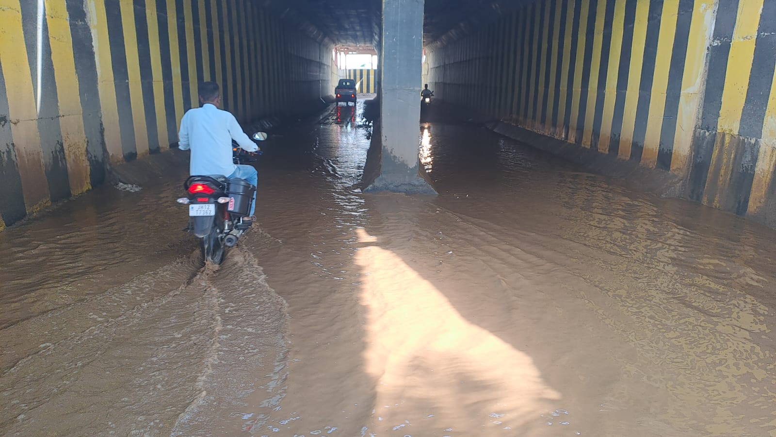 सुगम यातायात के लिए बना अंडर पास, बन गया मुसीबत