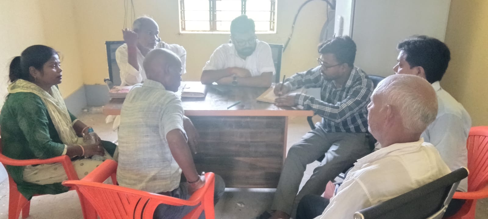 नवादा: ज्यूरी पंचायत सरकार भवन का औचक निरीक्षण, गंदगी पर भड़के BPRO, पंचायत सचिव और स्वच्छता कर्मी को थमाया शोकॉज