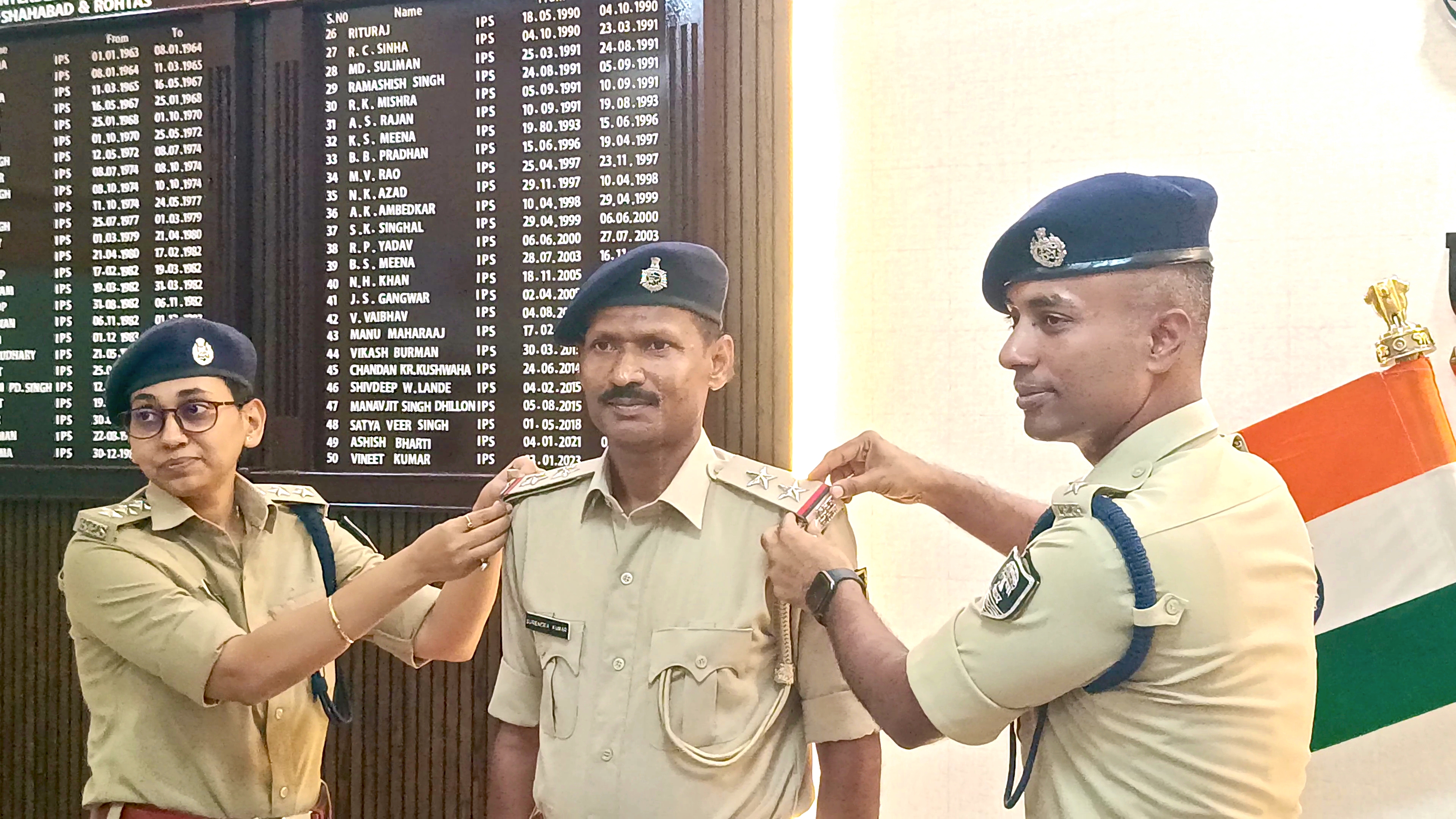 रोहतास में 76 पुलिसकर्मियों को मिली पदोन्नति, एसपी ने कंधों पर लगाए नए स्टार
