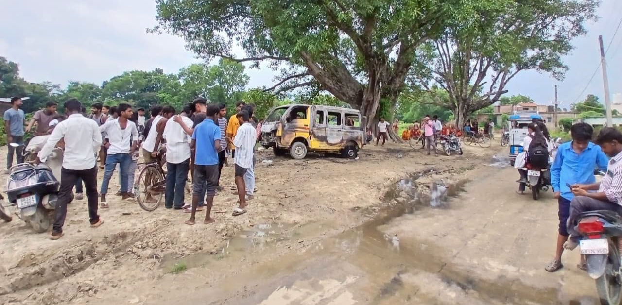 लोरिका के पास चलती स्कूल वैन में लगी आग, बच्चों के नहीं होने से टला बड़ा हादसा