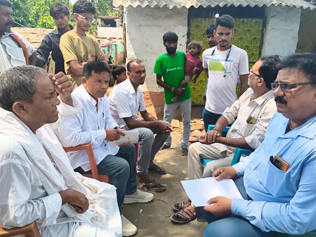 वैशाली: हाइवा हादसे में मासूम की मौत के बाद पीड़ित परिवार से मिली लोजपा (R) की टीम, मुआवजे और सरकारी नौकरी की मांग