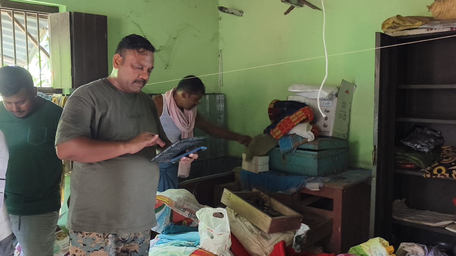 शादी में गए परिवार के बंद घर में लाखों की चोरी, नकद समेत चार लाख की संपत्ति ले उड़े चोर