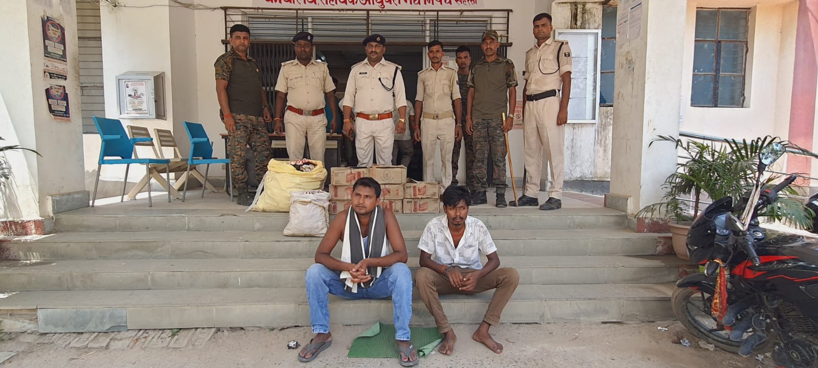 पुराने बस स्टैंड में मिट्टी के ढेर में छिपाकर रखी गयी 123 लीटर विदेशी शराब बरामद
