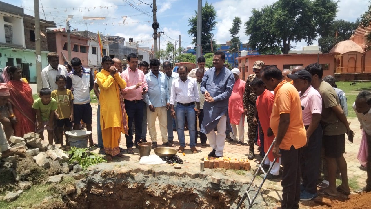 बैहरी-सखिया गोपाल शिवांगना शिव मंदिर मेला परिसर में प्रवेश द्वार का शिलान्यास