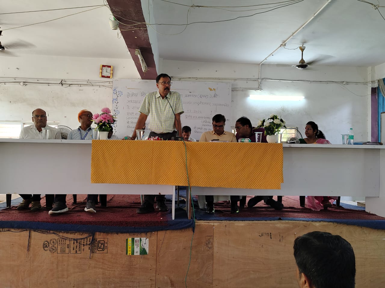गोपालगंज में आरडीडीई की समीक्षा बैठक, छात्रों से अवैध वसूली पर हेडमास्टरों को सख्त चेतावनी