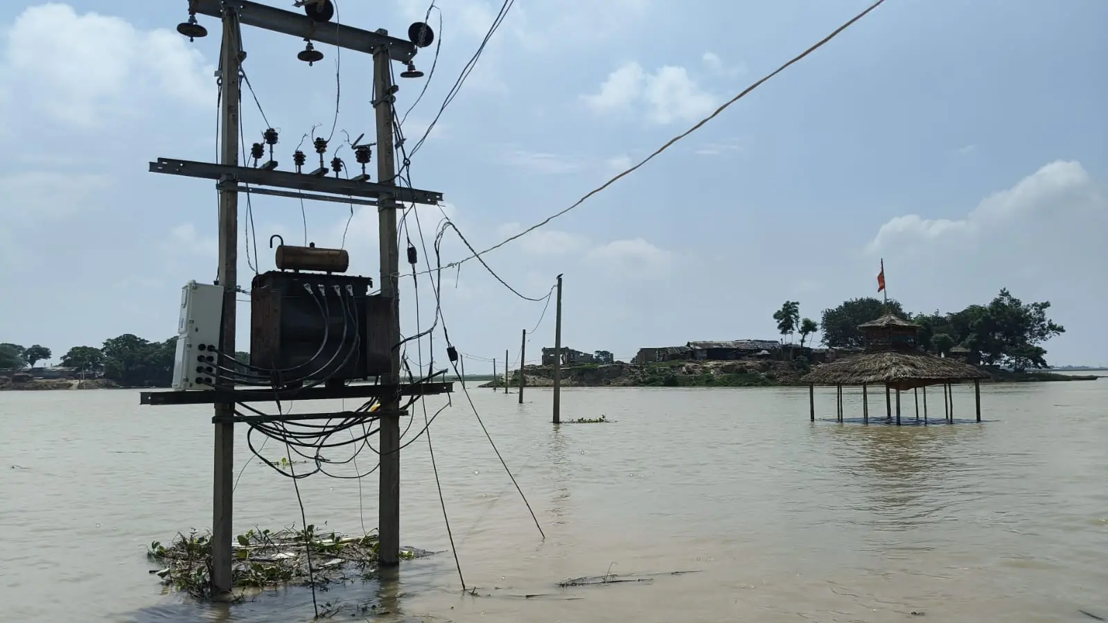 बाढ़ ने रोकी जिंदगी की रफ्तार, गांवों का संपर्क टूटा, लोग परेशान