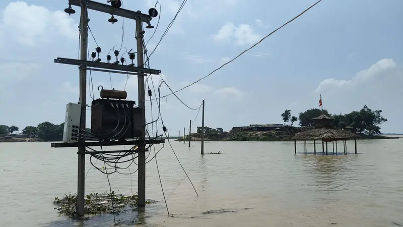 बाढ़ ने रोकी जिंदगी की रफ्तार, गांवों का संपर्क टूटा, लोग परेशान