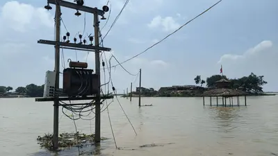 बाढ़ ने रोकी जिंदगी की रफ्तार, गांवों का संपर्क टूटा, लोग परेशान