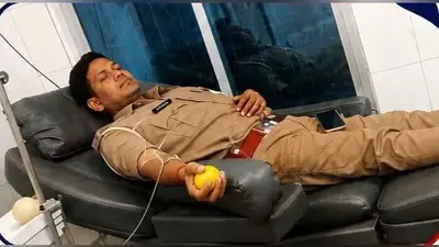 सारण में नाबालिग पीड़िता के लिए तरैया थानाध्यक्ष ने किया रक्तदान, मानवता की पेश की मिसाल