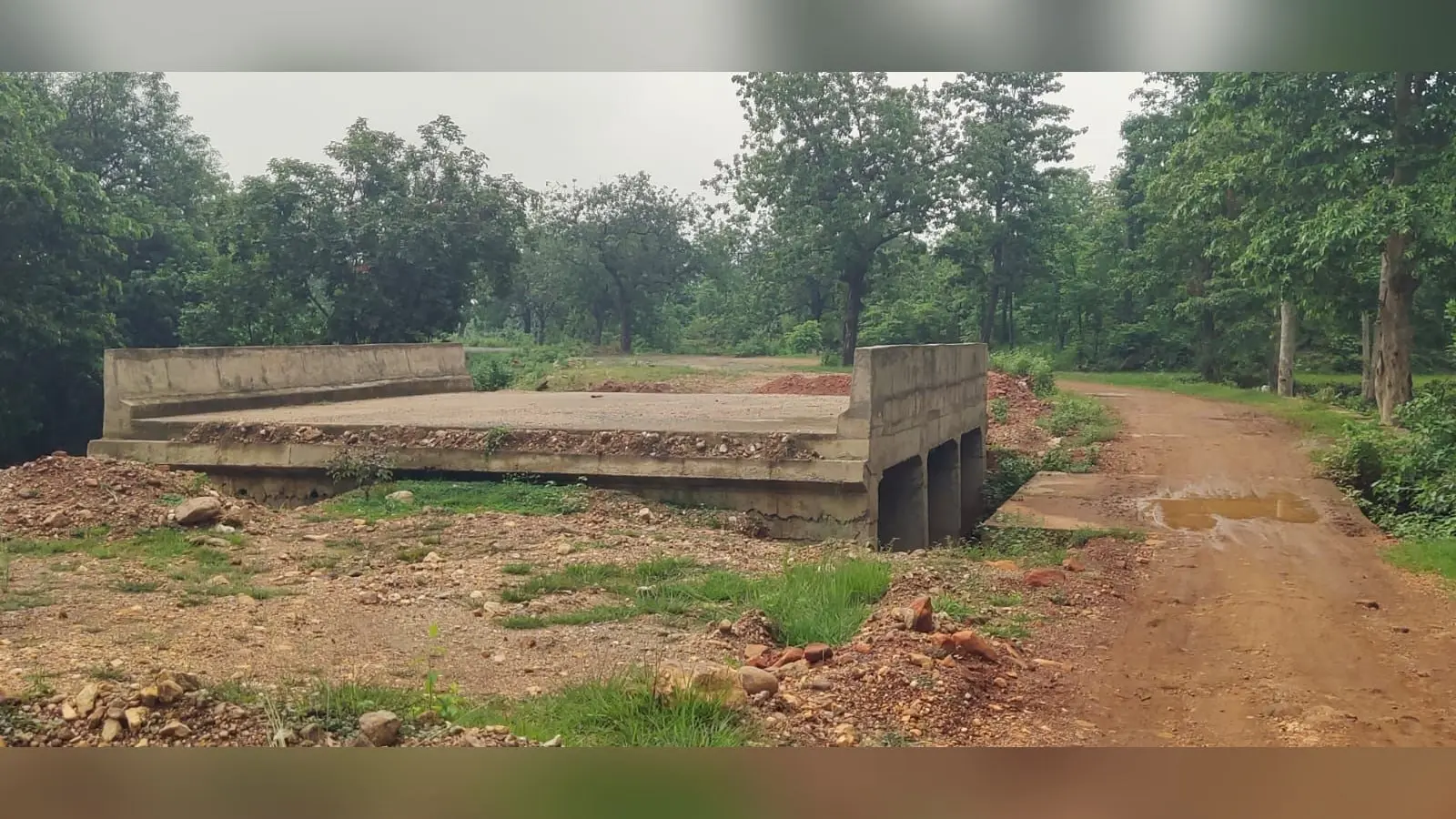 ठेकेदार ने पुलिया अधूरी छोड़ी, लोग परेशान
