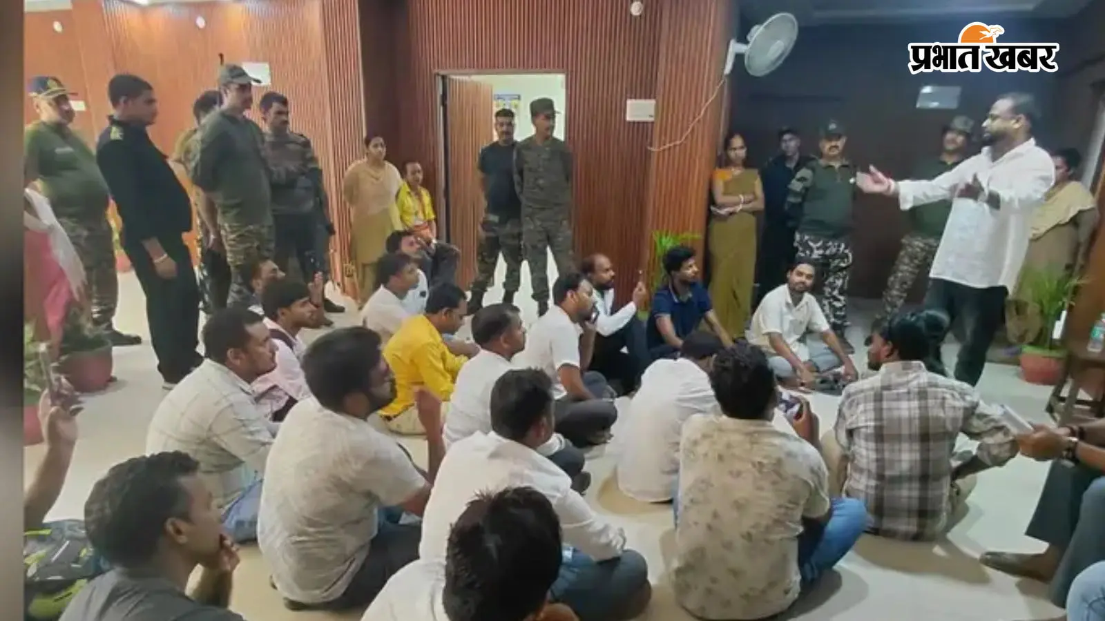 मगध विश्वविद्यालय में छात्र जदयू का प्रदर्शन, पीएचडी नामांकन को लेकर कुलपति का घेराव, दी आंदोलन की चेतावनी