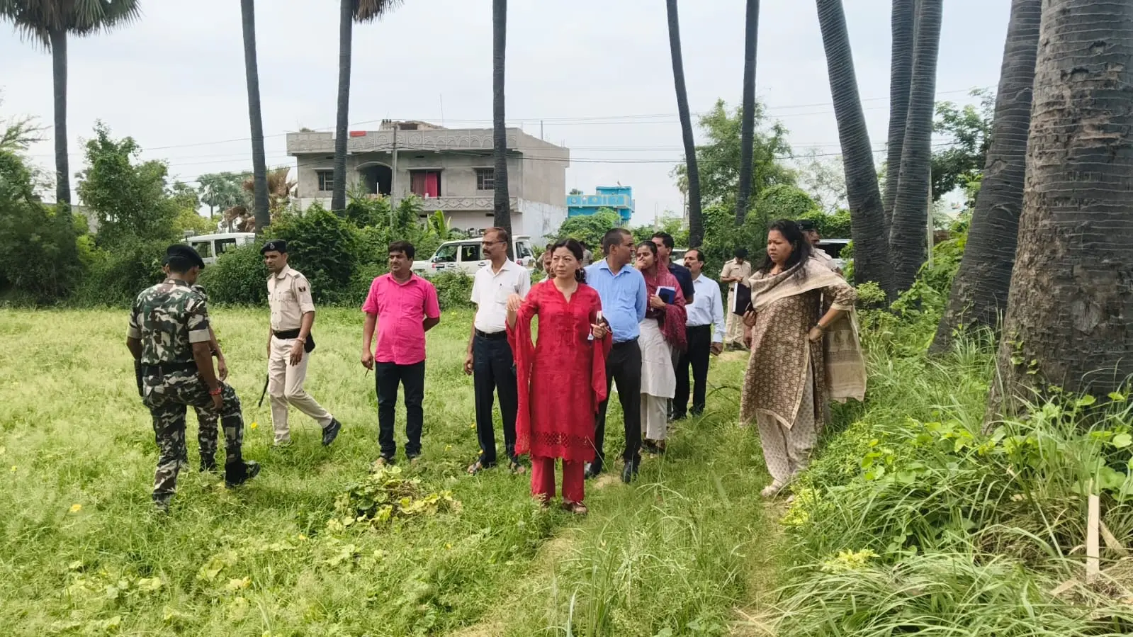 मेडिकल कॉलेज एवं स्पोर्ट्स कॉम्प्लेक्स निर्माण के लिए चिन्हित भूमि का डीएम ने किया निरीक्षण