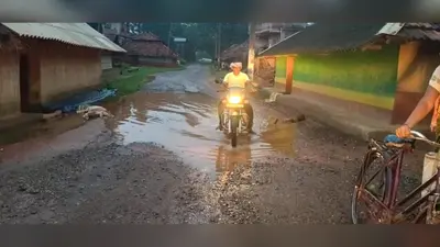 बड़ामारा गांव में सड़क बनी तालाब, घरों में घुस रहा गंदा पानी