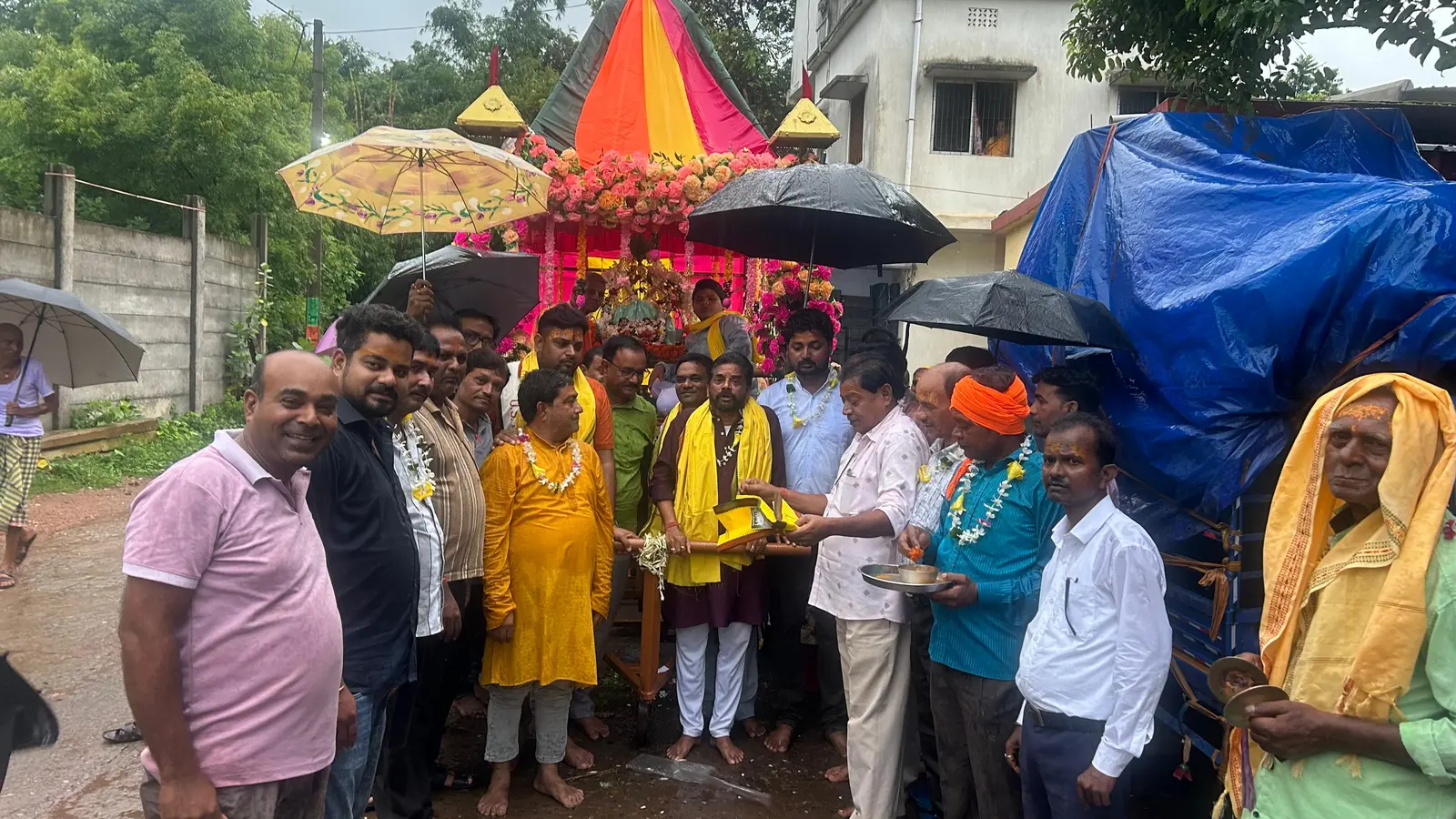जुगीपाड़ा और रासमंच में श्रद्धालुओं ने खींची आस्था की डोर