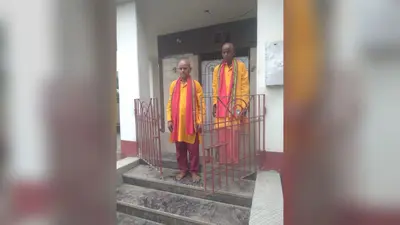 हरिद्वार से बाबाधाम तक दंडयात्रा पर निकले बांका के दो शिवभक्त, ढोल-बाजे के साथ ग्रामीणों ने किया विदा