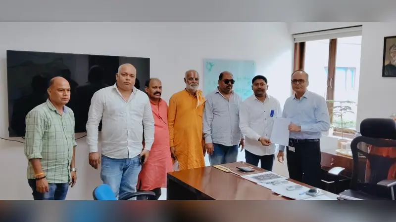 बर्मामाइंस में गंदे पानी से लोग परेशान, समाधान की मांग लेकर पहुंचे यूआईएसएल