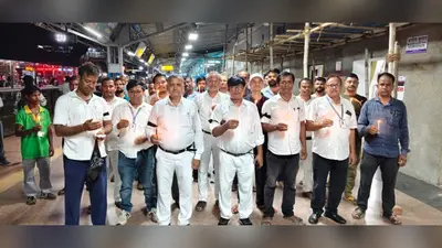 आगरा कैंट घटना के विरोध में सीवान जंक्शन पर रेलवे कर्मचारियों का कैंडल मार्च, दोषियों पर सख्त कार्रवाई की मांग