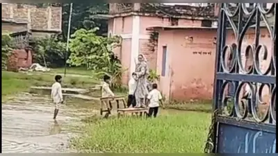 डीईओ का बड़ा एक्शन, बच्चों से बेंच लगवाने वाली विशिष्ट शिक्षिका और HM को 24 घंटे का अल्टीमेटम