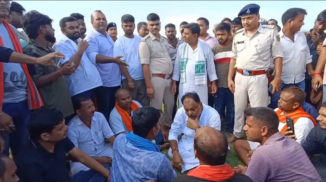 कुरसेला में गंगा का तांडव: तीनघरिया गांव से महज 200 मीटर दूर रह गई नदी, ग्रामीणों ने बरारी विधायक को घेरा