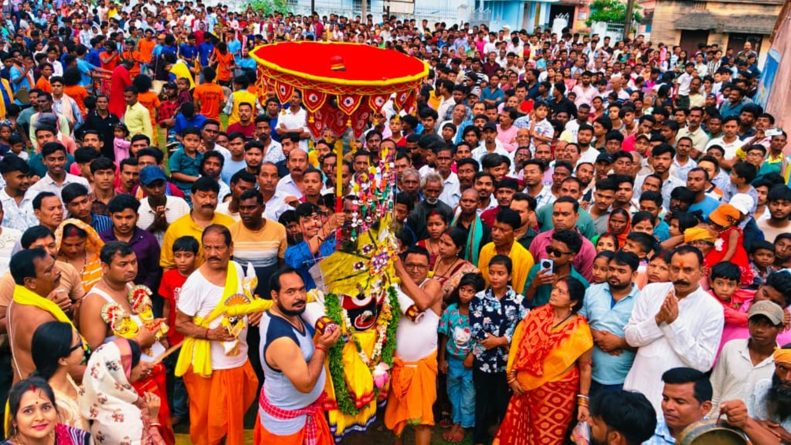हरिभंजा में प्रभु जगन्नाथ, बलभद्र, देवी सुभद्रा और सुदर्शन को रथ पर चढ़ाते श्रद्धालु
