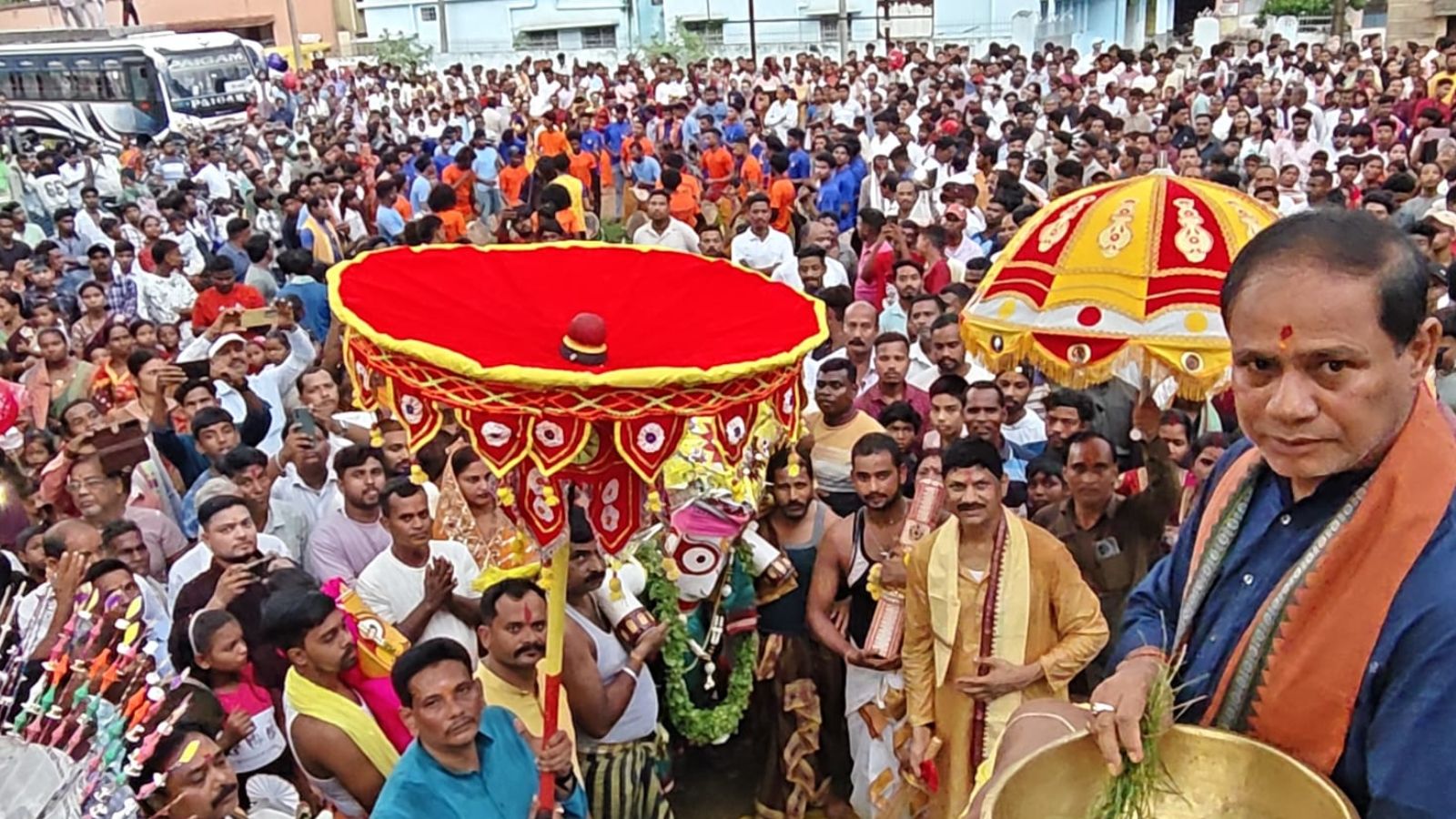 हरिभंजा में प्रभु बलभद्र को रथ में चढ़ाते श्रद्धालु