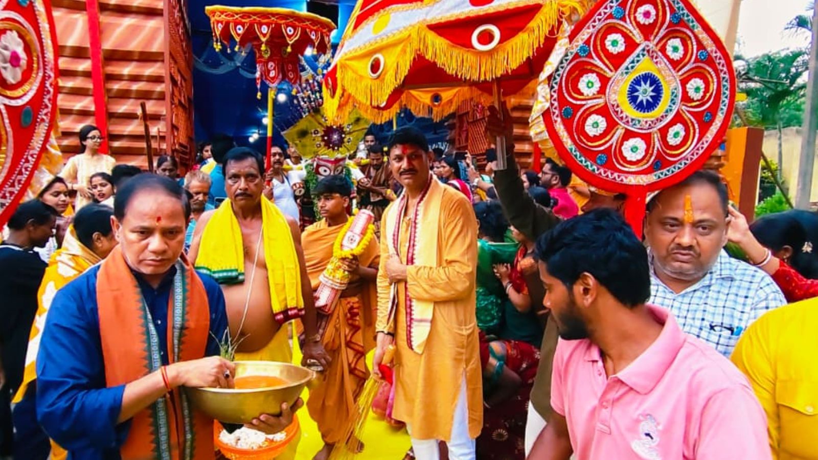 हरिभंजा में छेरा पोहरा रस्म को निभाते जमींदार परिवार के सदस्य