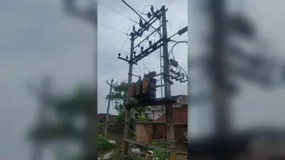 रोहतास में ठनका गिरने से ट्रांसफार्मर ब्लास्ट, बिजली आपूर्ति बाधित; लोगों का हाल बेहाल