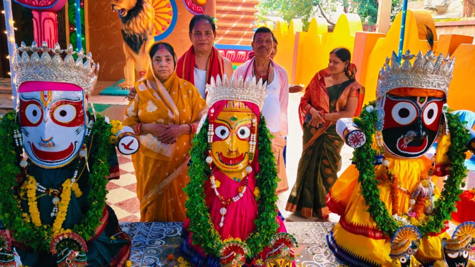 मंडप पर विराजमान प्रभु जगन्नाथ, बलभद्र व देवी सुभद्रा