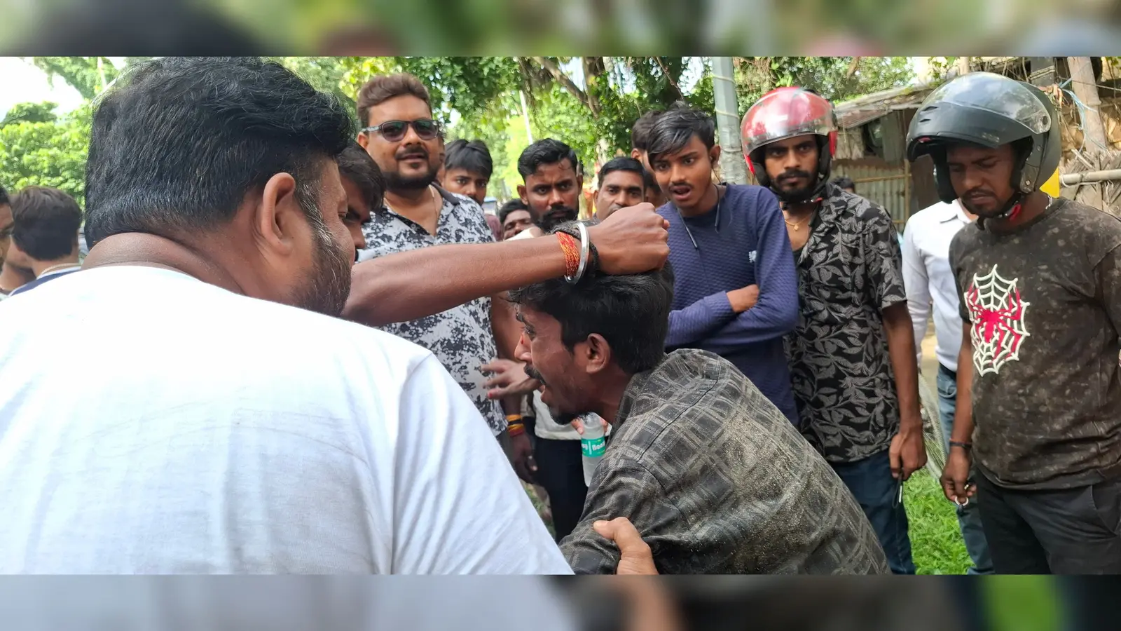 पूर्णिया में चलती टोटो से मोबाइल छीनना पड़ा भारी: बाइक अनियंत्रित होने पर जनता ने एक झपटमार को दबोचा