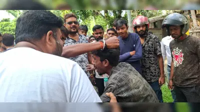 पूर्णिया में चलती टोटो से मोबाइल छीनना पड़ा भारी: बाइक अनियंत्रित होने पर जनता ने एक झपटमार को दबोचा