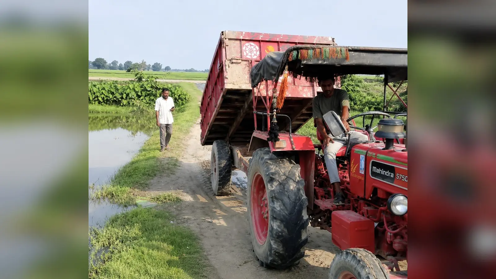 पोठिया में जनप्रतिनिधि फेल, समाजसेवी पास: मालबस्ती में मो. हफीज ने निजी खर्च से दुरुस्त कराई 1 किमी जर्जर सड़क