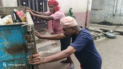 बेतिया में बीच सड़क पर बंद हुई नगर निगम की कचरा गाड़ी, धक्का लगाते रहे सफाईकर्मी