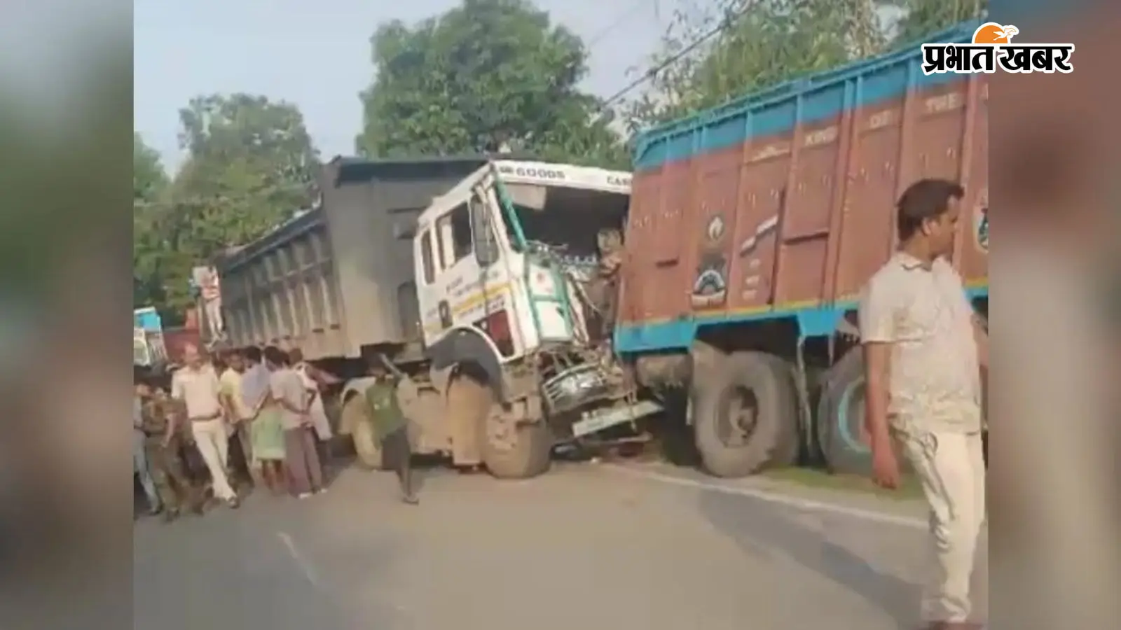 महुआ में ट्रक की चपेट में आने से वृद्ध की मौत, आक्रोशित ग्रामीणों ने किया सड़क जाम