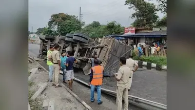 NH-19 पर हादसा : डिवाइडर से टकरा कर पलटा रिफाइंड ऑयल से लदा ट्रक