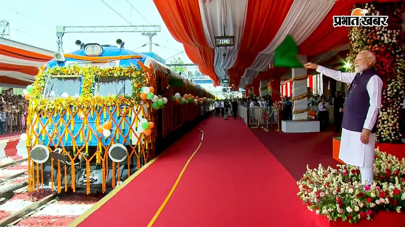 Photos : देश की पहली हाइड्रोजन ट्रेन: खुद बनाएगी बिजली, किराया सिर्फ ₹5 से शुरू, जानें और क्या है खास