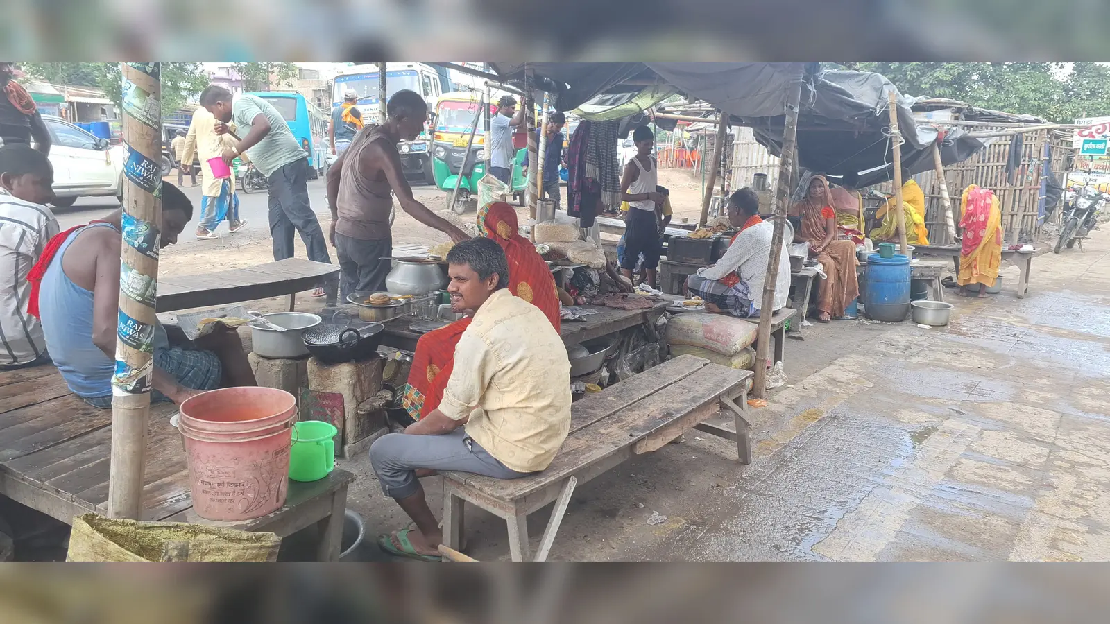 कुरसेला में NH-31 किनारे सज रहीं 'मौत की दुकानें': 4 लेन निर्माण से मंडराया रोजी-रोटी का संकट
