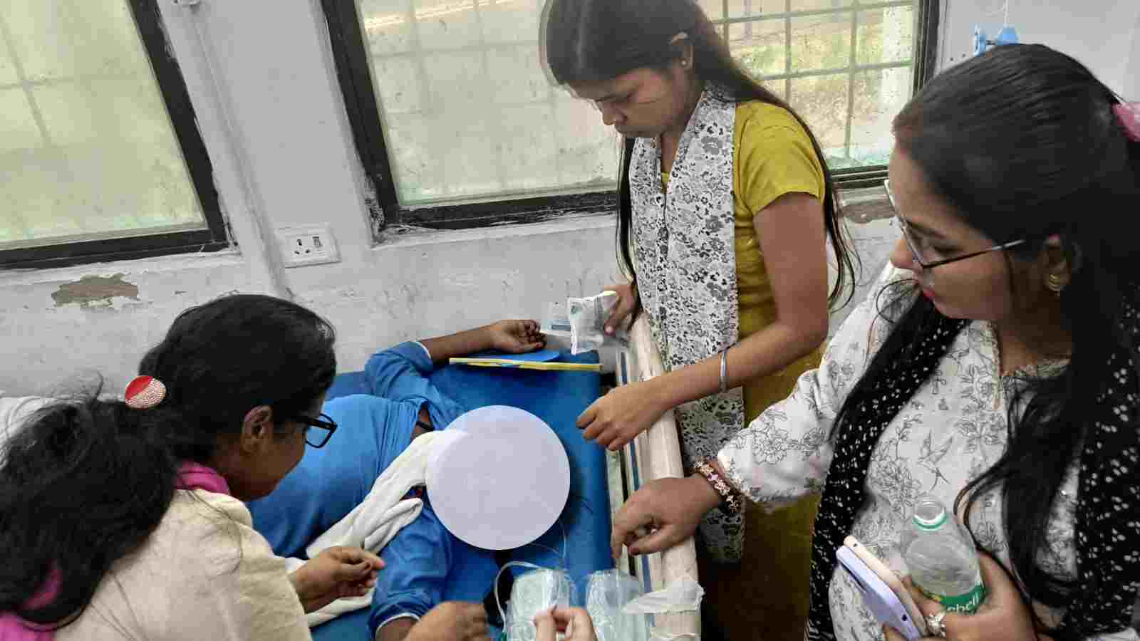 अस्पताल में भर्ती छात्रा, फोटो- प्रभात खबर