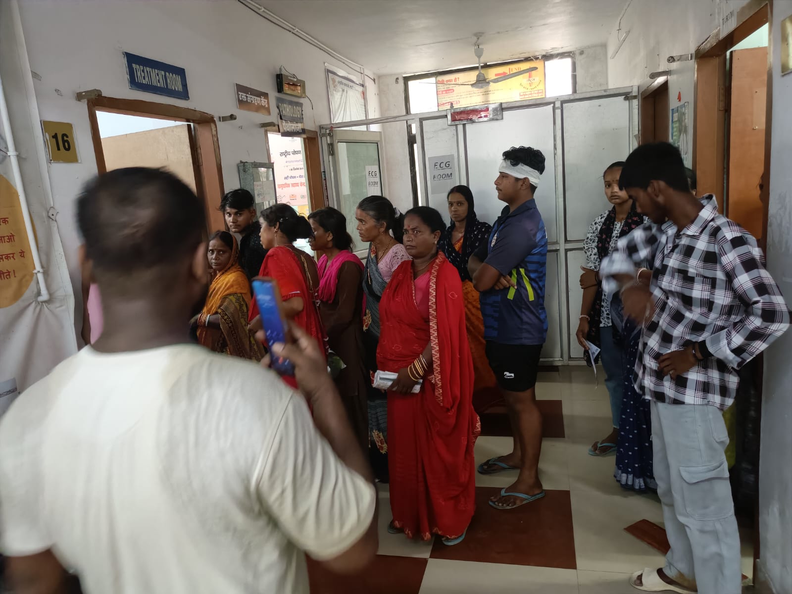 हादसे के बाद अस्पताल पहुंचे परिजन