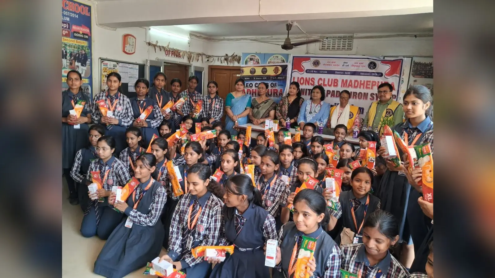 लायंस क्लब ने छात्राओं को एनीमिया से बचाव की दी जानकारी, आयरन सिरप व सेनेटरी पैड बांटे